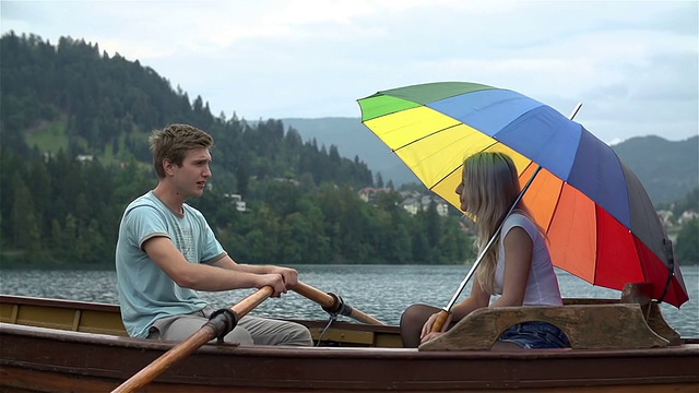 男孩和女孩在湖船上聊天视频下载