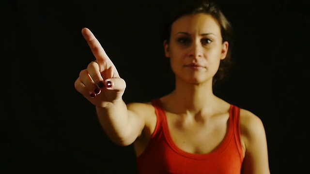 年轻女孩做出不赞成和拒绝的手势:用手指说不视频下载