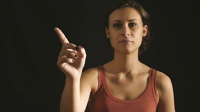 年轻女孩做出不赞成和拒绝的手势:用手指说不视频下载