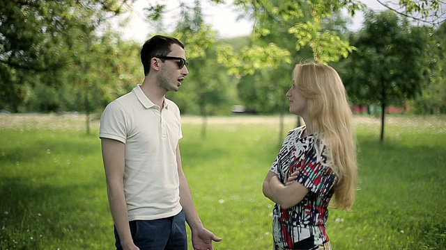 一对年轻夫妇在夏季公园打架。慢动作视频下载