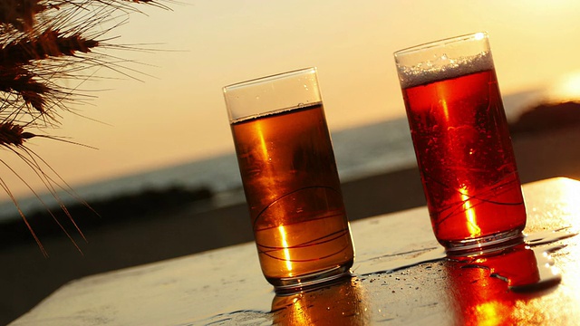 倒杯鸡尾酒:日落，海滩，大海，夏天，饮酒视频素材
