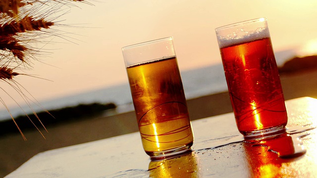 日落时分在海边喝鸡尾酒:夏日、饮酒、玩乐、度假视频素材