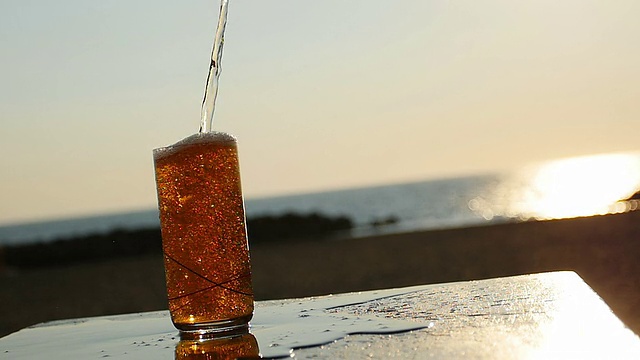 在海边倒杯鸡尾酒:日落，夏日，畅饮视频素材