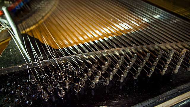 旧钢琴琴弦的拆解过程视频素材