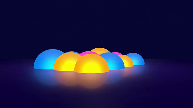 发光的彩色3D半球旋转在黑暗的背景视频素材