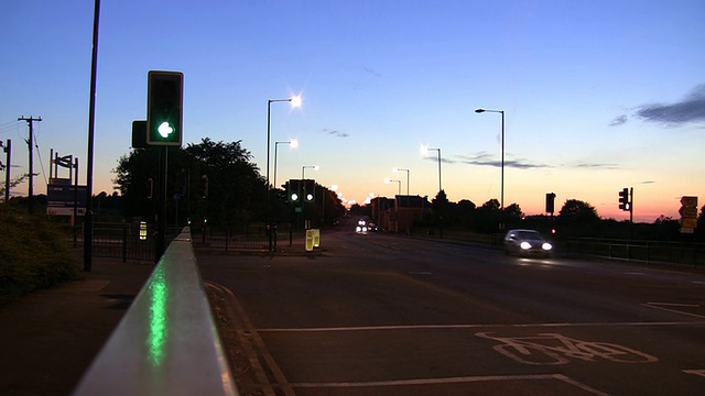 交通灯和运输夜视频素材