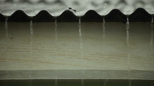非洲铁皮屋顶上的暴雨:加纳视频素材