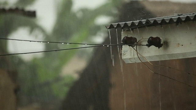 加纳:铁皮屋顶上的暴雨视频素材