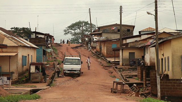 加纳中部地区的一条土路视频素材