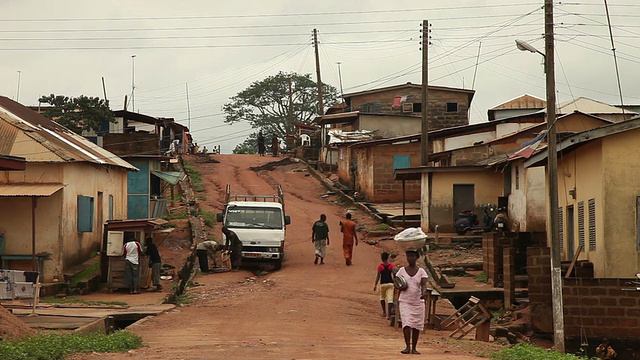 加纳中部地区的一条土路视频素材