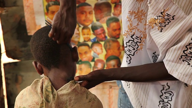 非洲的理发店:理发视频素材