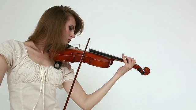 白种背景下的白人小提琴家女孩。视频下载