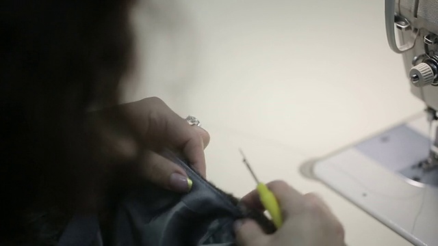 妇女用毛皮缝制冬衣。近距离视频素材