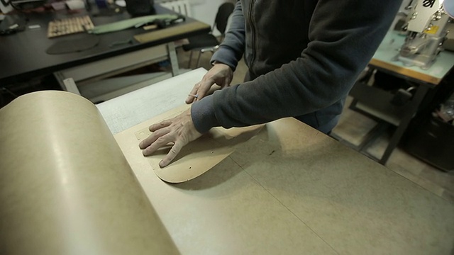 切割制作手提包的纸板框架。视频下载