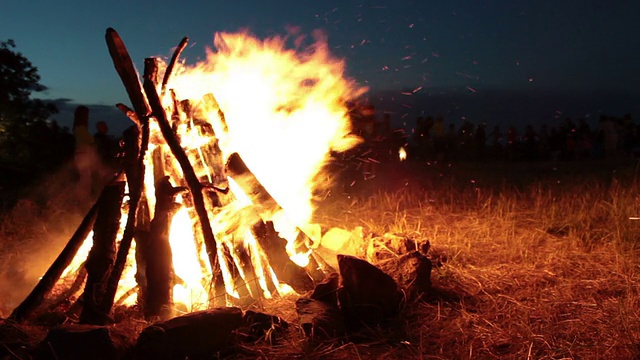 篝火在夜里燃烧，星空为背景视频素材