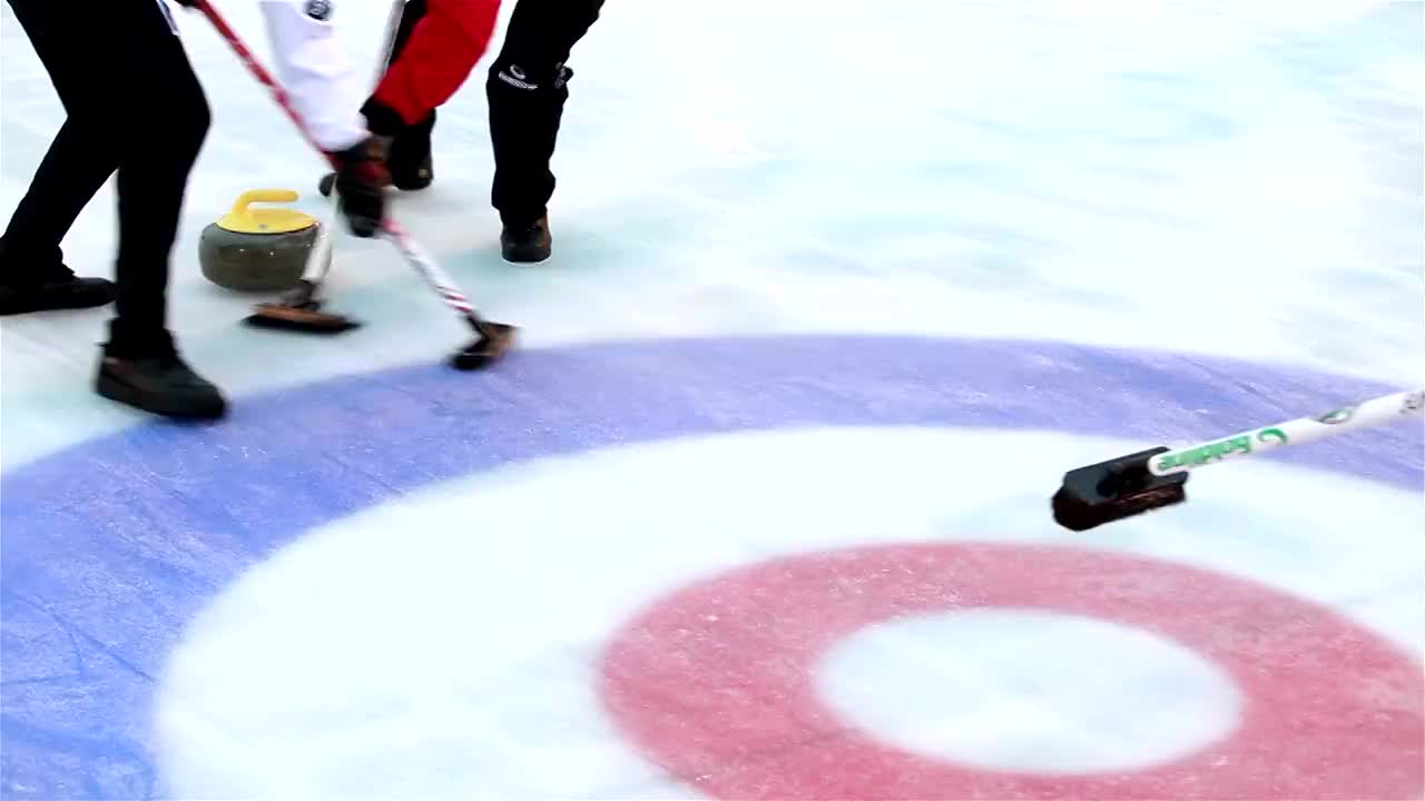 冰壶运动员为了在冰上玩冰壶而扔石头。视频购买