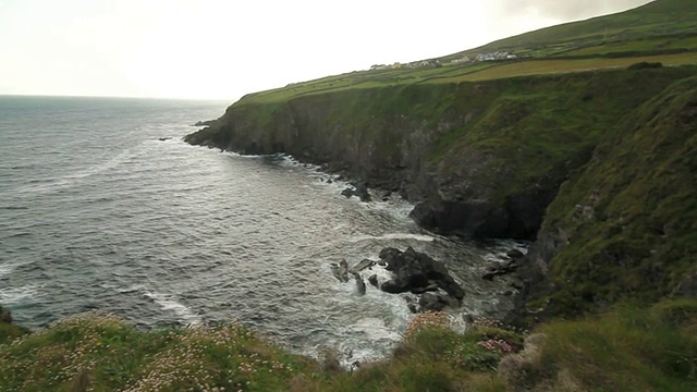 海浪-环克里，爱尔兰- Pan Shot与游客视频素材