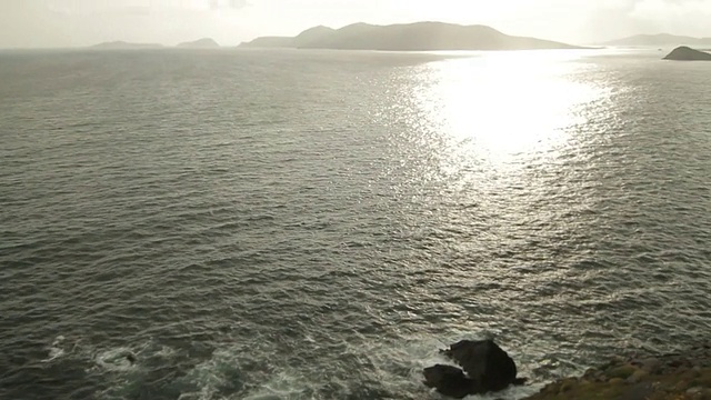 海浪-凯里环，爱尔兰-长潘与摄影师视频素材