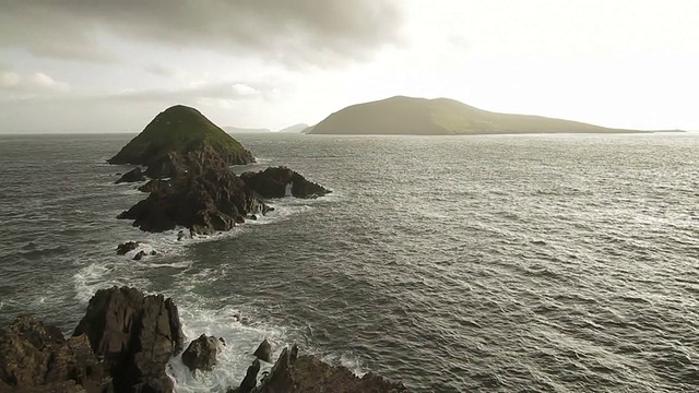 海浪和岛屿-环克里，爱尔兰- Still Shot视频素材