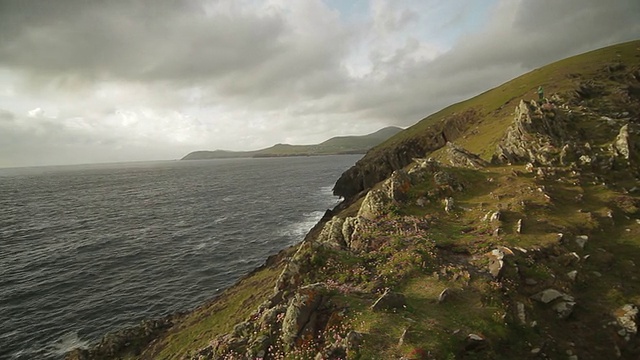 游客在悬崖-环克里，爱尔兰-潘视频素材