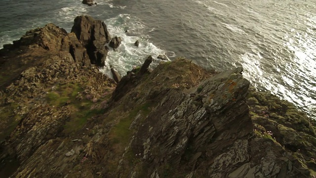 悬崖和海浪-环克里，爱尔兰-潘视频素材