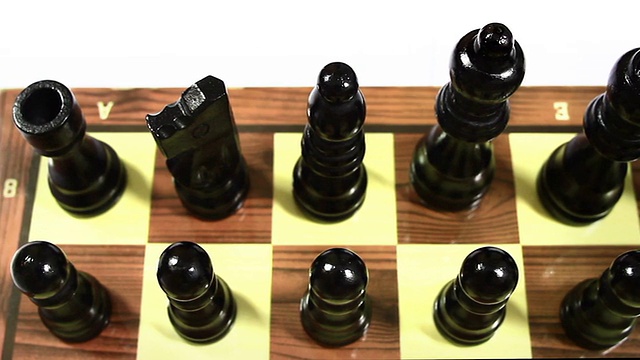棋子按第一排排列。摄像机从右向左扫视视频下载