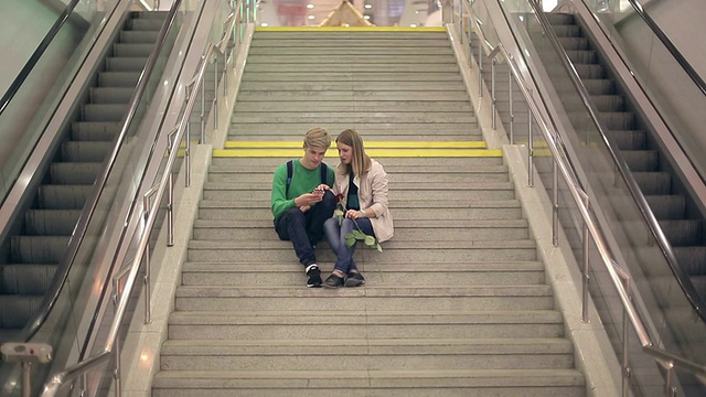 一对年轻夫妇在大学的台阶上自拍视频素材