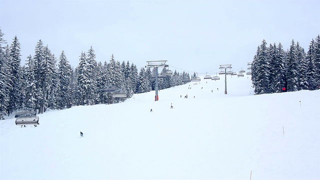 人们在滑雪坡上滑雪和滑板滑雪视频素材