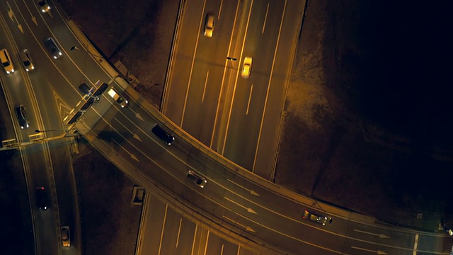 夜间空中交通。高速公路上的回旋处视频素材