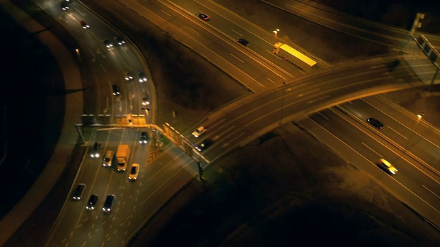 空中交通在高速公路和回旋在夜间视频素材