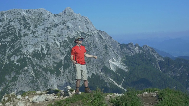 航拍:山顶上快乐的徒步旅行者视频下载