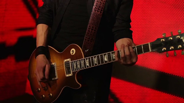 红色背景的吉他手视频素材