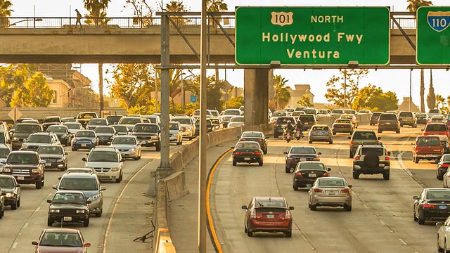 好莱坞高速公路延时日出日落缩放视频素材