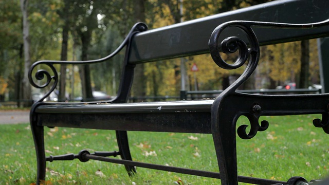 公园长椅上，自行车在荷兰的秋天经过视频下载