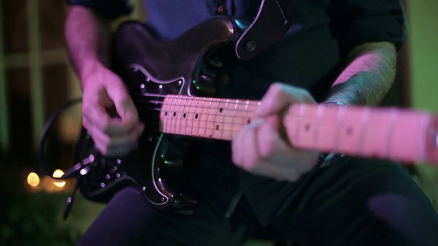 音乐家弹吉他视频下载