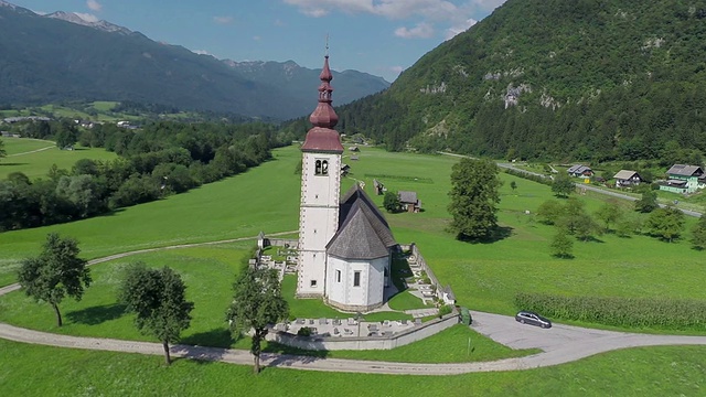 空中环绕美丽的教堂飞行视频下载