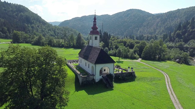 大的基督教教堂与绿色的树在前面航拍视频下载