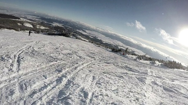滑雪者从山上下山视频素材