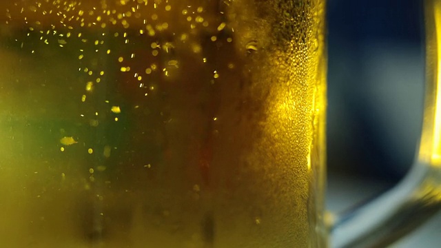 啤酒倒进玻璃杯里。视频素材