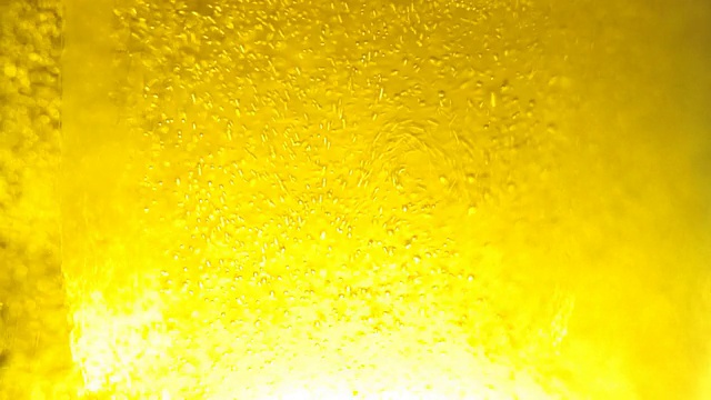 啤酒倒进玻璃杯里。视频素材