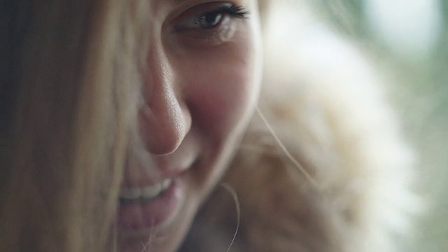 年轻女孩微笑-股票视频视频素材
