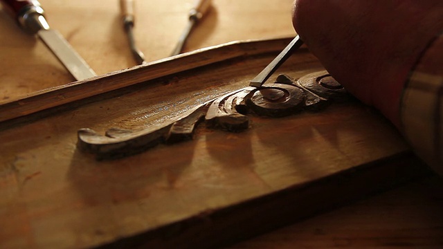 木匠用凿子修复旧家具的特写。视频素材