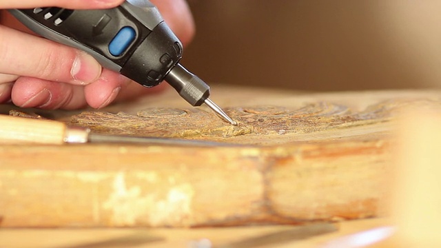 近距离的木匠雕刻木材与雕刻工具。视频下载