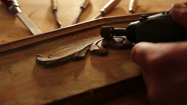 特写木匠打磨木材与雕刻工具。视频下载