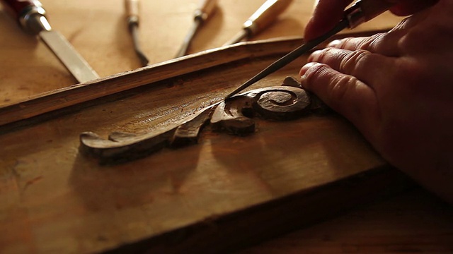 木匠用凿子修复旧家具的特写。视频素材