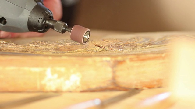 特写木匠打磨木材与雕刻工具。视频素材