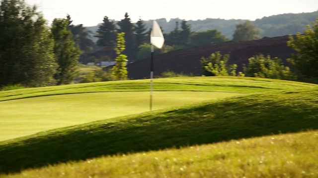 高尔夫球场洞，绿色和旗帜视频素材
