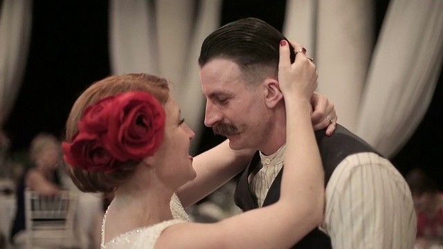 新婚夫妇首先在婚礼上跳舞视频素材
