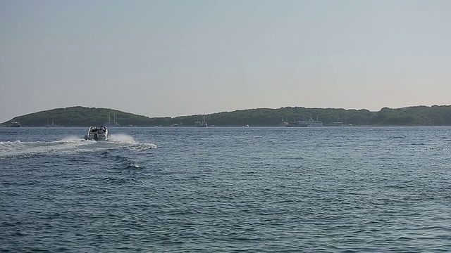 在克罗地亚亚得里亚海上航行的摩托艇视频素材