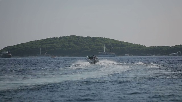 在克罗地亚亚得里亚海上航行的摩托艇视频素材